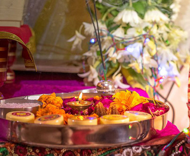Wie wird die Athma Shanti Puja durchgeführt?